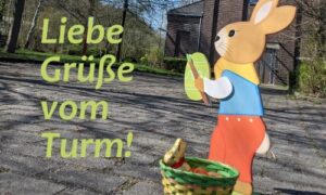 Osterhase vorm Eingang des Malakov-Turms