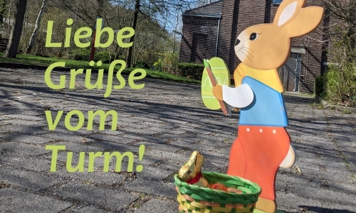 Osterhase vorm Eingang des Malakov-Turms